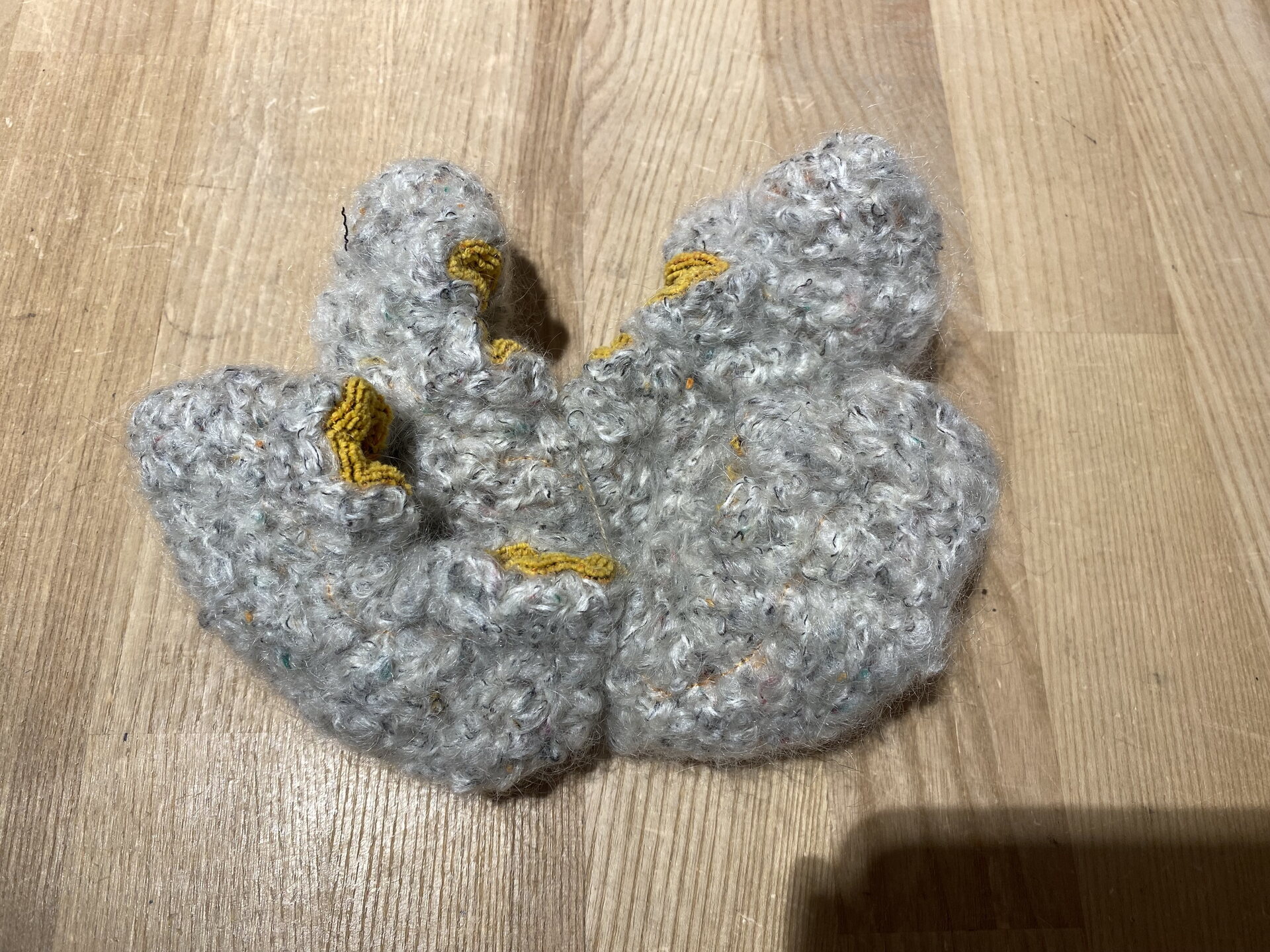 Suomessa valmistetut pehmosuojat kierrätysmateriaalista Neulottu kirjava/sinappi