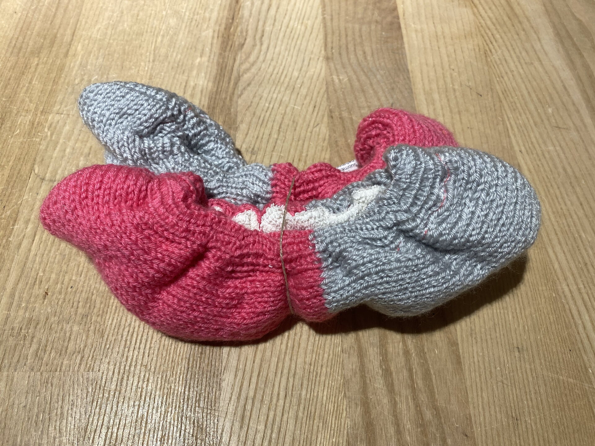 Suomessa valmistetut pehmosuojat kierrätysmateriaalista Neulottu pinkki-harmaa/valkoinen