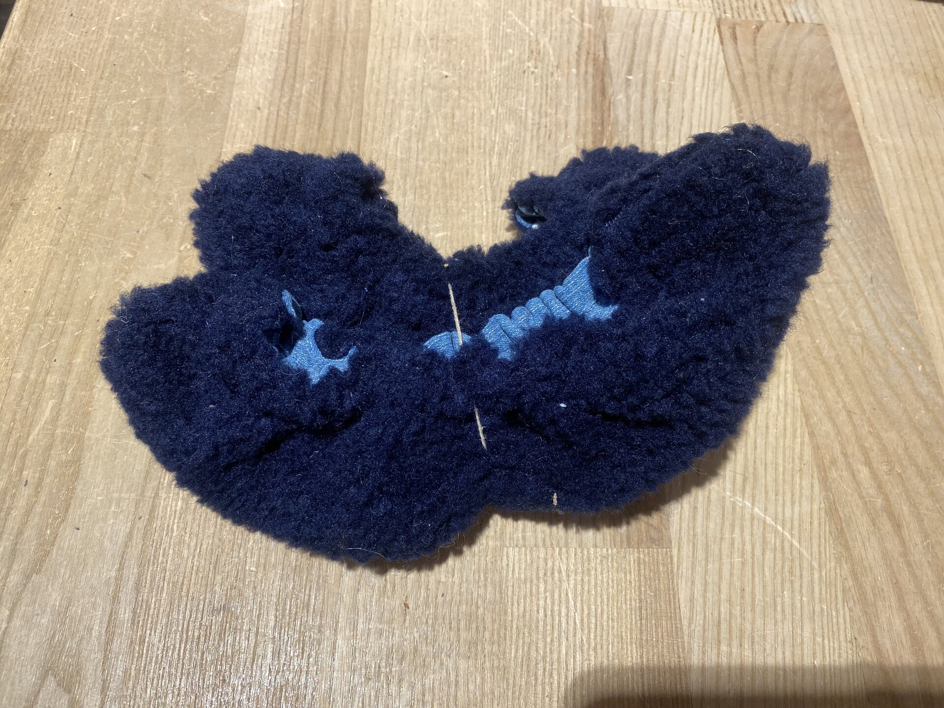 Suomessa valmistetut pehmosuojat kierrätysmateriaalista Tummansininen teddy/sininen