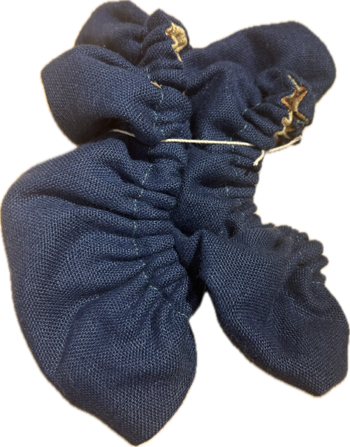 Suomessa valmistetut pehmosuojat kierrätysmateriaalista Tummansininen/Beige kukkakuvio